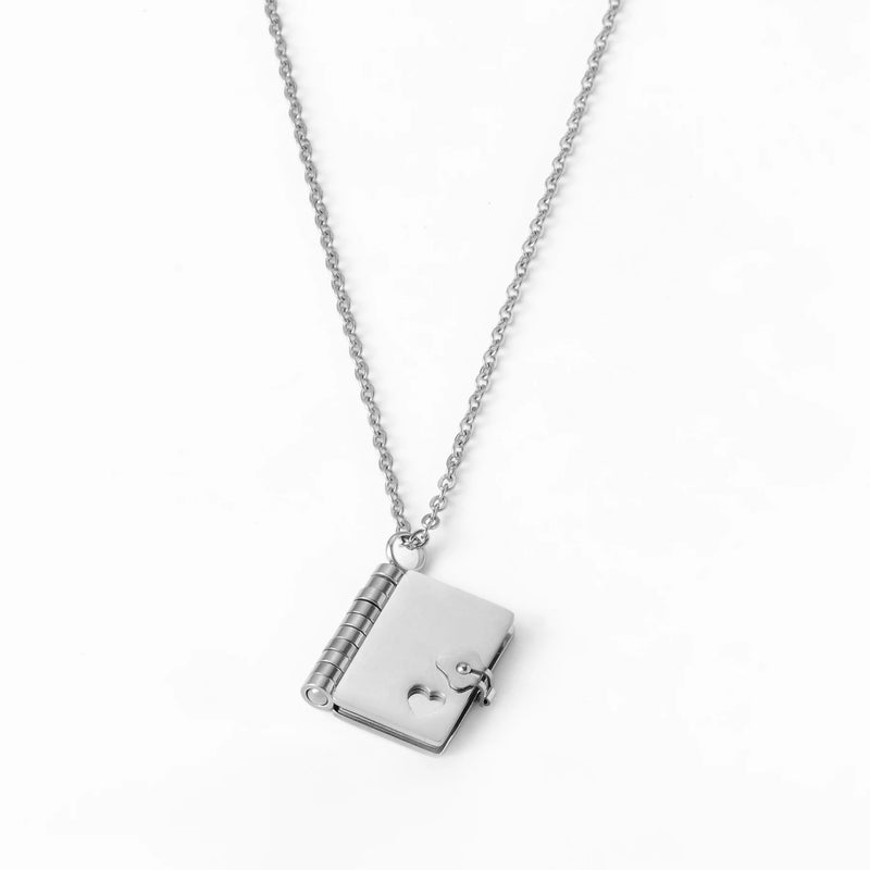 Corrente e Pingente de Livro